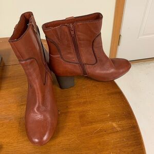 Clarks brown leather heeled ankle boots size 9.5 side zip 3in heel